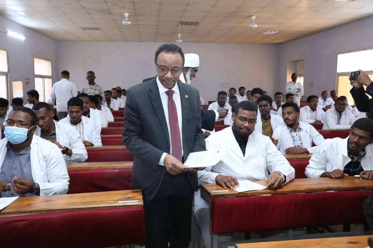 تحسين الأجور وشروط الخدمة يحظى باهتمام الدولة والوزارة