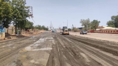 الطرق والجسور تدفع بآلياتها لانسياب الحركة بشارع الطابية 4 IMG 20260731 WA0063