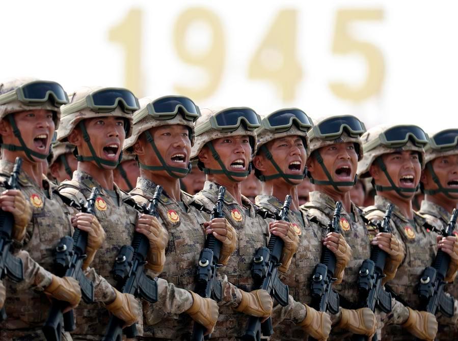 في الصورة الملتقطة يوم 3 سبتمبر 2025، تشكيل من قوة الفضاء السيبراني التابعة لجيش التحرير الشعبي الصيني يشارك في عرض عسكري خلال تجمع مهيب لإحياء الذكرى الـ80 لانتصار حرب المقاومة الشعبية الصينية ضد العدوان الياباني والحرب العالمية ضد الفاشية، في العاصمة الصينية بكين. (شينخوا)