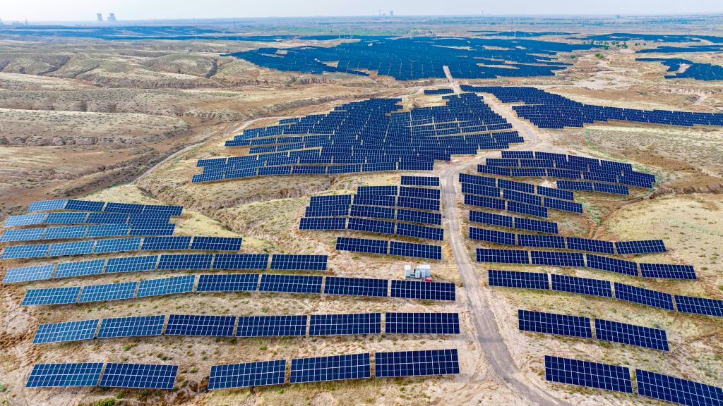 في الصورة الملتقطة يوم 20 مايو 2026، جانب من محطة كهروضوئية في منطقة نينغشيا ذاتية الحكم لقومية هوي بشمال غربي الصين. (شينخوا)