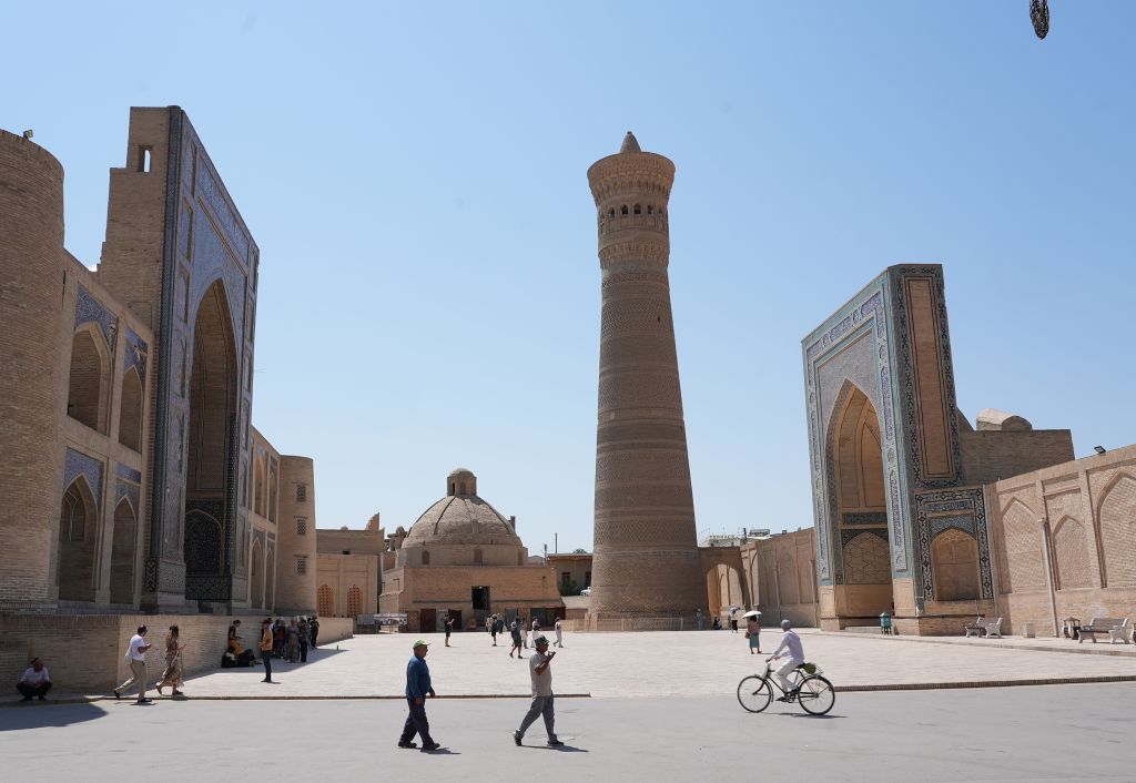 أشخاص يسيرون في مجمع باي كاليان في بخارى، أوزباكستان، 3 أغسطس 2026. (شينخوا)