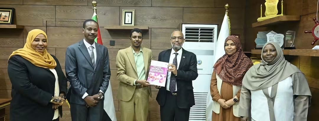 وزير الصحة الاتحادي يتسلم الدليل القومي لحديثي الولادة 1 FB IMG 1789922203630