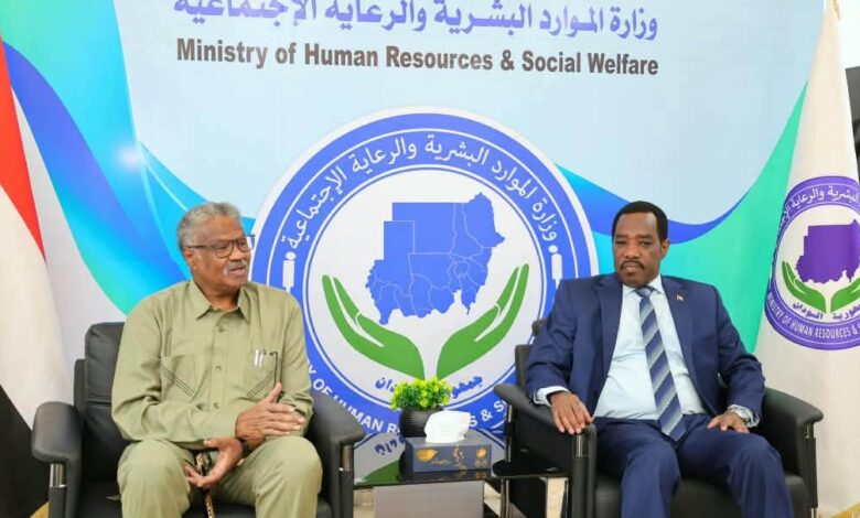 وزير الموارد البشرية ووالي القضارف يبحثان أوضاع النازحين والفئات الهشة 1 FB IMG 1791315943141