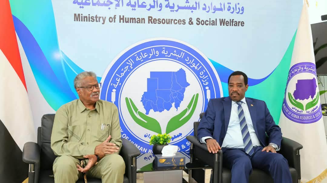 وزير الموارد البشرية ووالي القضارف يبحثان أوضاع النازحين والفئات الهشة 1 FB IMG 1791315943141